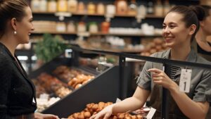 Az egyik nő megdicséri a másik munkáját, am növeli a női önbizalmat és női szolidaritást